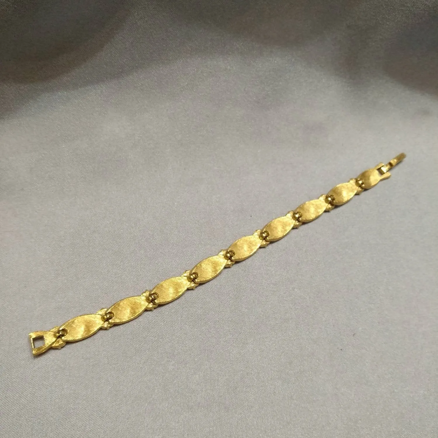 Trifari vintage sapphire blue crystal flower bracelet gold plated
